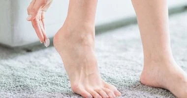 دليلك لوصفات طبيعية تمنح قدميك نعومة فائقة وترطيبًا مثاليًا