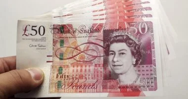 «هدوء حذر» الجنيه الإسترليني يحافظ على استقراره في مستهل تعاملات الأحد