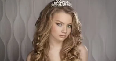 سر الإطلالة المميزة تسريحات شعر مستوحاة من ملكات الجمال