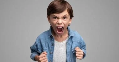 5 خطوات عملية لتهدئة نوبات غضب الأطفال تعليمهم فهم مشاعرهم أولاً