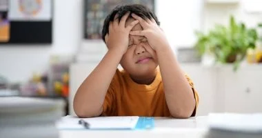 مرشدك لفهم ضغط طفلك كشف علامات التوتر حسب برجه ودليل الدعم الفعال