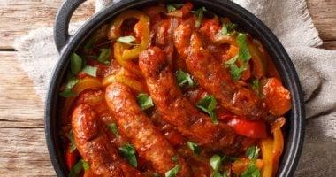 أعد طاسة السجق البلدي بالبصل والفلفل طبقًا شهيًا بخطوات بسيطة