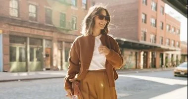 موضة الثمانينيات تكتسح شتاء 2026 دليلك الكامل لتنسيق البنطلون الواسع