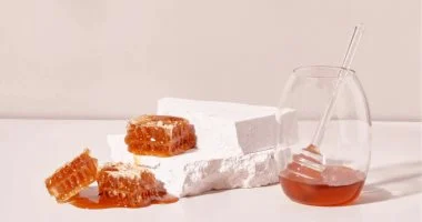 عسل المانوكا الذهب السائل لماذا يعتبر الأغلى عالمياً وما سر قوته العلاجية