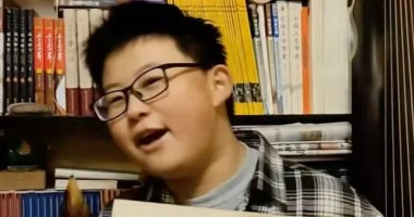 صبي صيني يبتكر متحفًا تاريخيًا مدهشًا بغرفة نومه