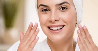 5 وصفات طبيعية لشد البشرة وتعزيز نضارتها تمنحك إطلالة شبابية متألقة