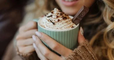5 مشروبات شتوية دافئة تزيد الوزن متى تشربها لتجنب السمنة
