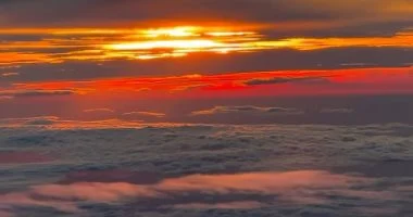 طيار يكشف روعة فجر ميونيخ فوق الضباب في لقطات جوية مذهلة فيديو