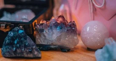 اكتشف 7 تركيبات أحجار كريمة فائقة الفعالية لعام 2026 لتعزيز الحظ والمال والصحة