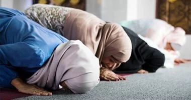 حلم سماع الآذان والصلاة يكشف بشرى الحج وزوال الهموم