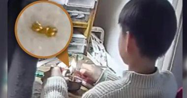 طفل صيني يحول قلادة والدته الذهبية الثمينة إلى هدايا لزملائه بالمدرسة