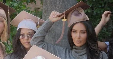 كيم كارداشيان بإحراج شديد شجار أبنائها يفسد حفل تخرجهم