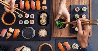 8 أخطاء شائعة عند أكل السوشي في المطاعم لا تدع الوسابي يفسدها