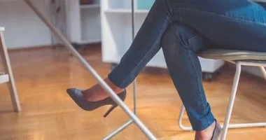 بعد ضجة المترو ماذا تخبرنا وضعية ساق فوق أخرى عن شخصية المرأة