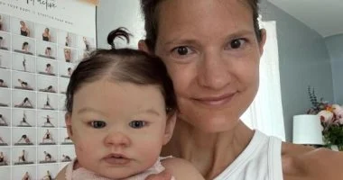 سيدة أمريكية تحقق 200 ألف دولار بفضل شغفها بجمع العرائس