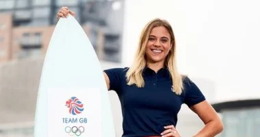 راكبة أمواج بريطانية تقتحم موسوعة جينيس بركوب أضخم موجة في البرتغال