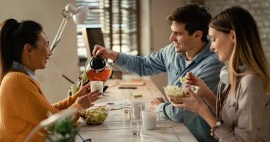 إتيكيت فطور العمل 4 نصائح تضمن لك مكتباً خالياً من الإحراج والروائح