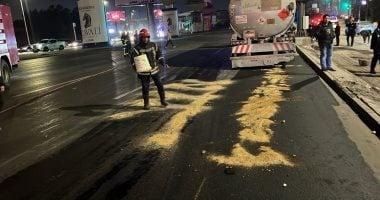 «مشاهد صادمة» تسرب وقود هائل من شاحنة بترولية عملاقة (57 ألف طن) يهدد محور التسعين بالتجمع.. بالصور ترصد اللحظات