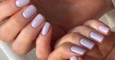 5 ألوان عصرية للأظافر القصيرة تتصدر موضة 2026 وتمنحك إطلالة عملية وجذابة