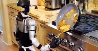 سقوط كارثي لروبوت الطهي المنزلي يدمر الوجبة بالكامل