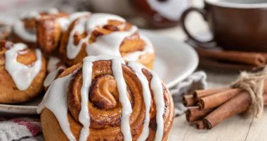 طريقة عمل المعجنات بالقرفة وصفة الدفء والشبع المثالية لأيام البرد