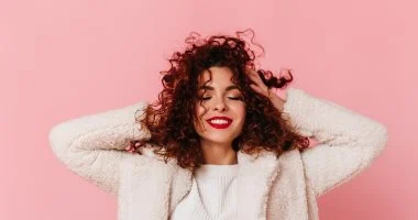 دليل ثلاثي لتمشيط الشعر الكيرلي بسهولة ترطيب يدوم بلا عناء