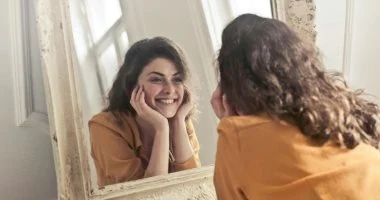 دراسة علمية تكشف سر تحديد عمر المرأة من عينيها