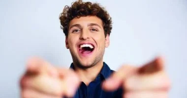 تفسير حلم الضحك بين المشاعر المكبوتة والإنجازات القادمة اكتشف أبرز التأويلات