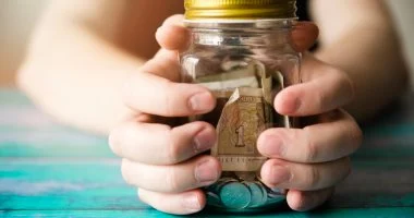 3 بدائل تربوية لعبارة ليس لدينا مال تمنح طفلك وعياً مالياً دون شعور بالحرمان