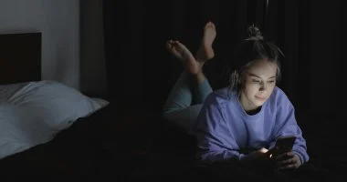 دراسة تكشف سر تفضيل جيل الألفية للحب الرقمي والارتباط عن بعد