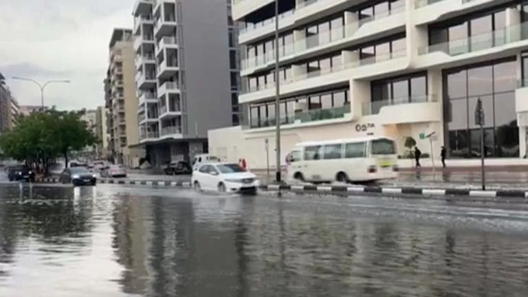 طرق دبي تسعى لإعادة الحركة المرورية والخدمات إلى طبيعتها بعد غرق الشوارع