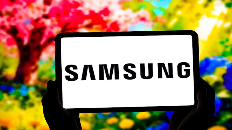 سامسونج تطرح هاتفًا قابلًا للطي بشاشة عريضة لتحدي آبل ومواصفاته المثيرة