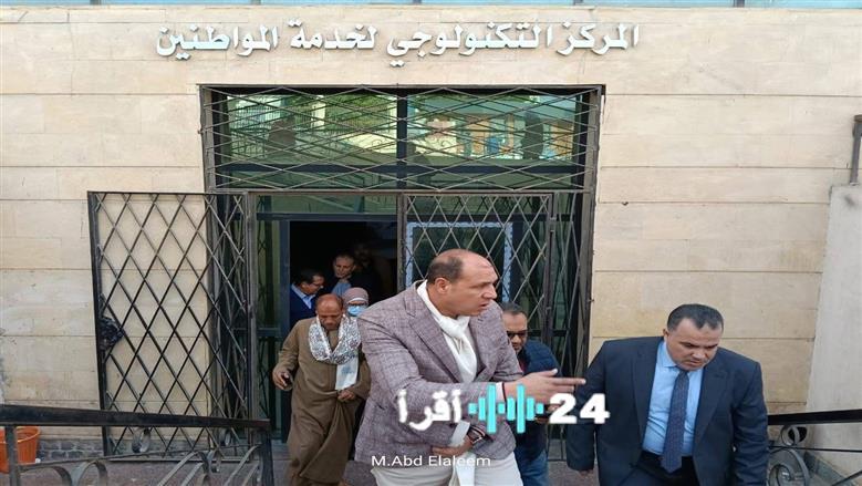 رئيس جهاز مدينة العبور يقوم بمتابعة سير العمل في المركز التكنولوجي