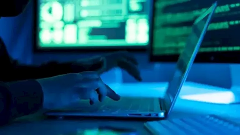 جوجل تكشف شبكة خطيرة تحوّل ملايين الهواتف لأجهزة تجسس عالمية صامتة