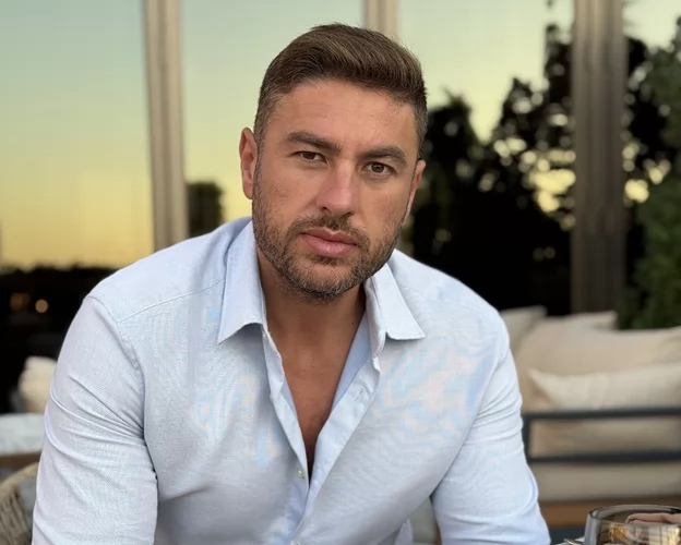 «رحلتي الملهمة: من موظف ساده إلى قائد مبتكر في عالم ريادة الأعمال»