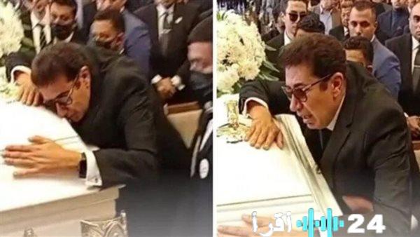 «تجردوا من الإنسانية» دموع هاني رمزي في وداع والدته تفجر ثورة غضب واسعة رداً على تعليقات المتشددين المسيئة