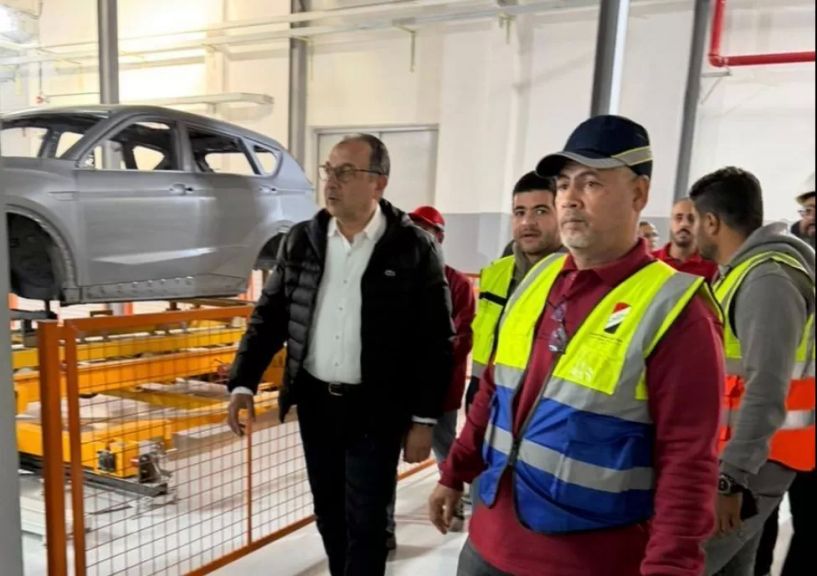شيمي يواصل مراقبة اختبارات تشغيل خطوط الإنتاج للمركبات الجديدة في مصنع النصر للسيارات