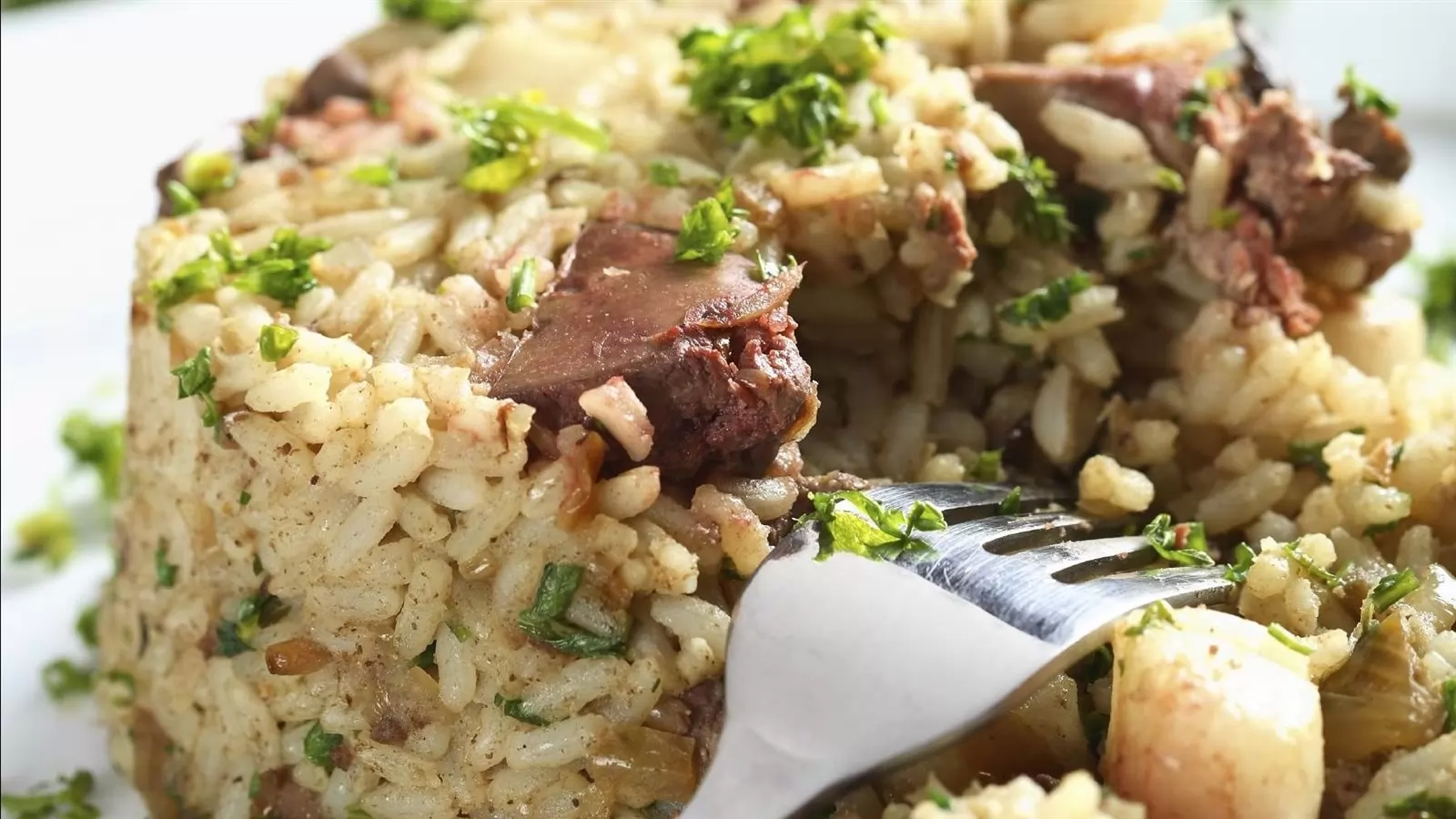 «أبهري عائلتك وضيوفك بوجبة متكاملة لا تُقاوم!» أسرار تحضير الأرز بالخلطة وكبد الدجاج: دليل شامل لوجبة فاخرة بنكهة استثنائية