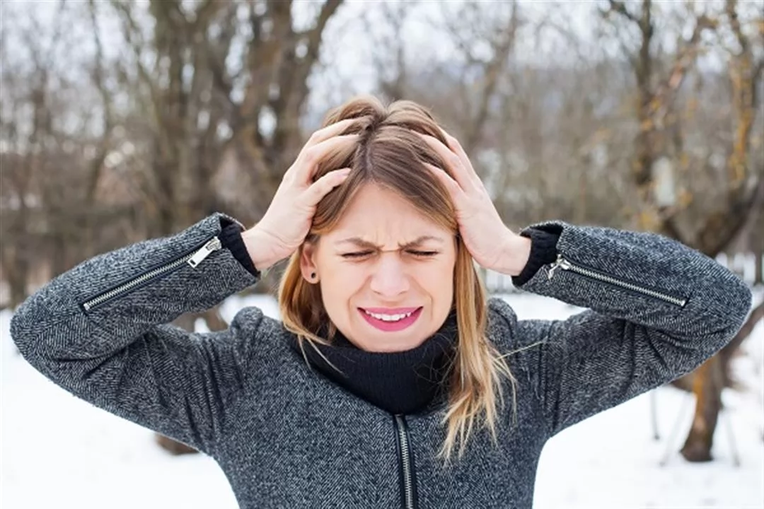 «عندما يصبح البرد عدواً» العلاقة الوثيقة بين انخفاض الحرارة والصداع النصفي وأبرز المحفزات الشتوية التي يجهلها الكثيرون