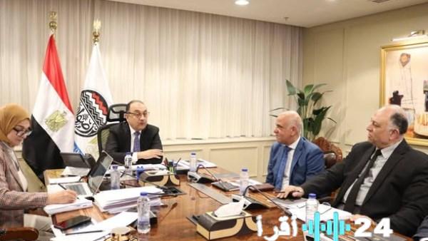 وزير قطاع الأعمال العام يبحث خطط تطوير مصر للسياحة مع مجلس الإدارة الجديد