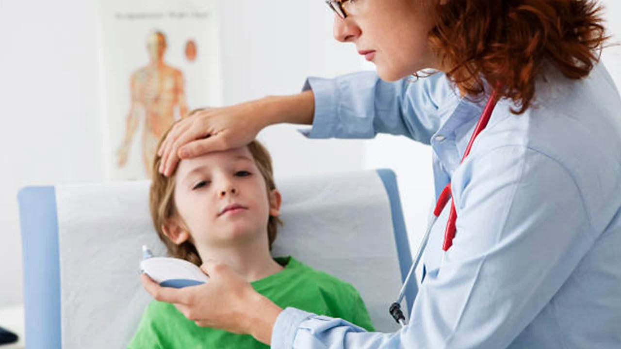 «أساليب فعالة وآمنة لتخفيف حرارة الأطفال بسرعة» طريقة التعامل مع السخونية عند الأطفال بخطوات سريعة وآمنة لخفض الحرارة