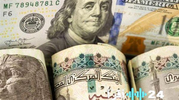 الدولار يستمر في الانخفاض مقابل الجنيه والمحللون يبرزون الأسباب وراء ذلك