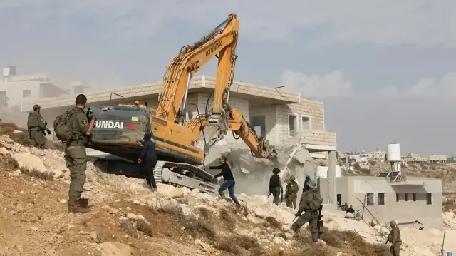 «تصعيد يطال الأرزاق والمأوى» قوات الاحتلال تهدم منزلين ومنشأة زراعية غرب رام الله تاركة عائلات بلا مأوى وتدمر سبل رزق