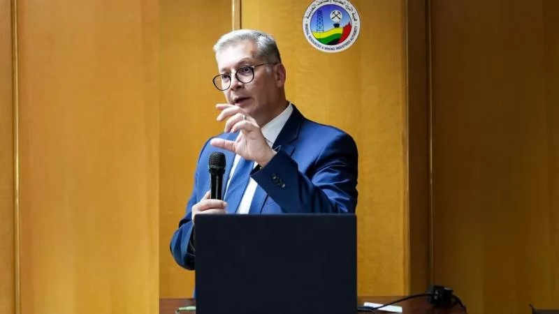 «لقاء هام مع الكوادر: وزير البترول يستعرض استراتيجيات هيئة الثروة المعدنية والصناعات التعدينية»