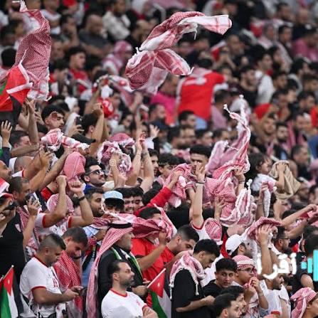 مبادرة هَدبتلّي الأردنية توزع أكثر من 10 آلاف علم وشماغ دعمًا للمنتخب في كأس العرب