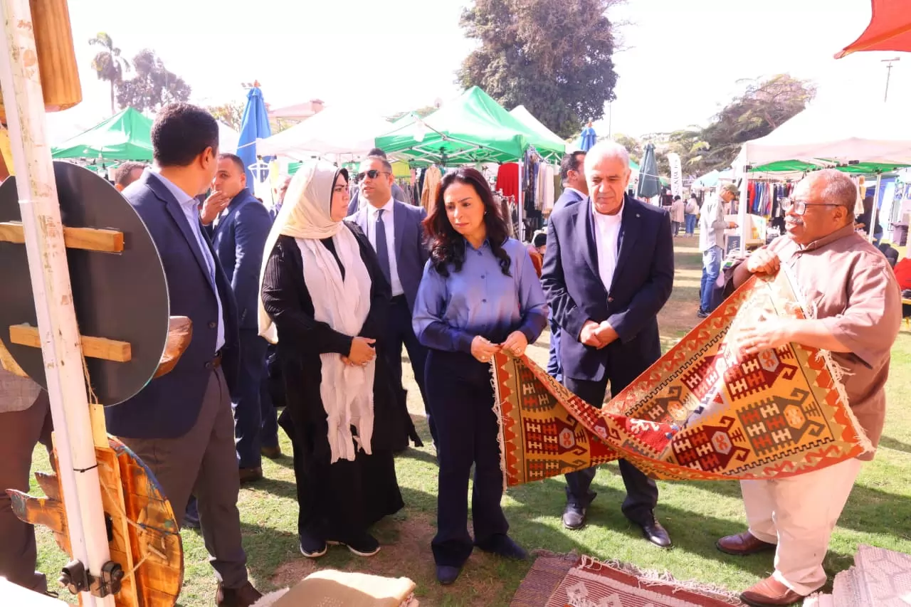«احتفاءً بالفنون المحلية» وزيرة التضامن تفتتح معرض المنتجات الحرفية