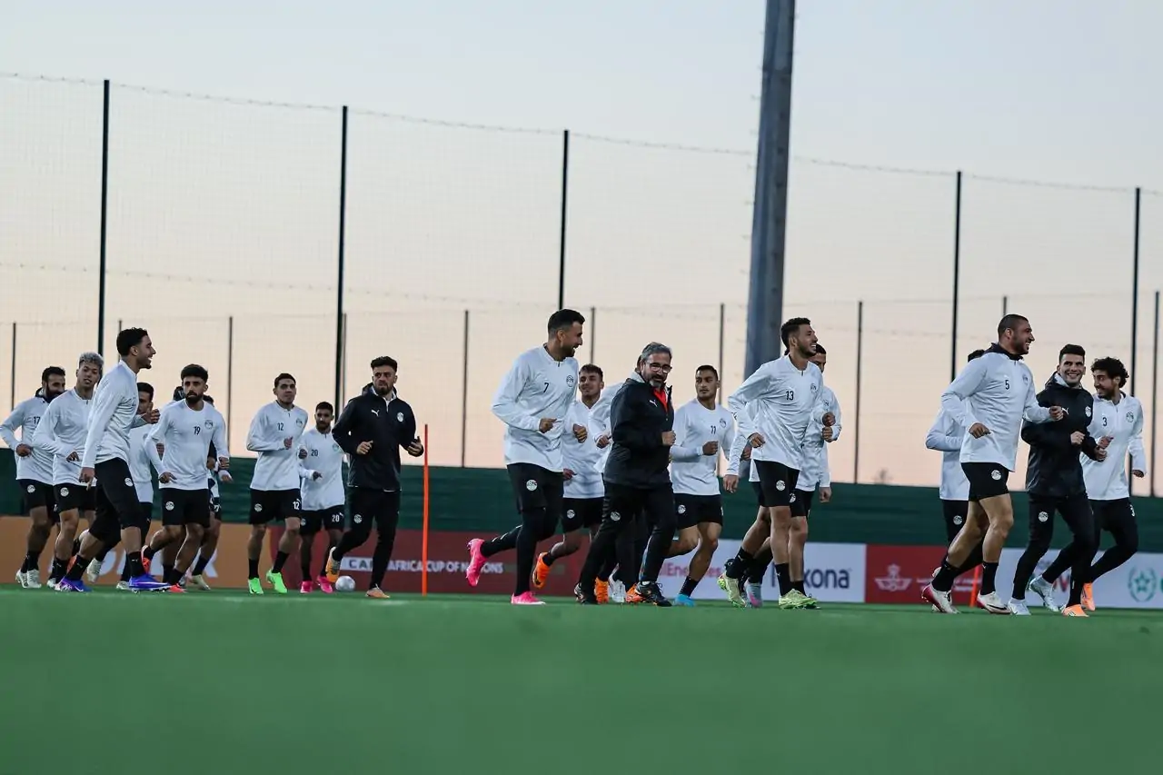 «وداع الأبطال» موظفو الفندق يودعون منتخب مصر بممر شرفي مؤثر