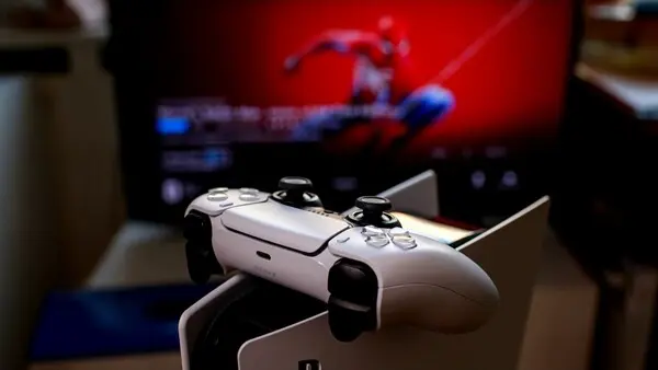 «أزمة الرقائق تتفاقم: هل يدفع عشاق الألعاب ثمن الجيل القادم؟» أزمة الذاكرة العالمية تُلقي بظلالها على بلايستيشن 6 وتُثير تكهنات بارتفاع محتمل في أسعار الإطلاق