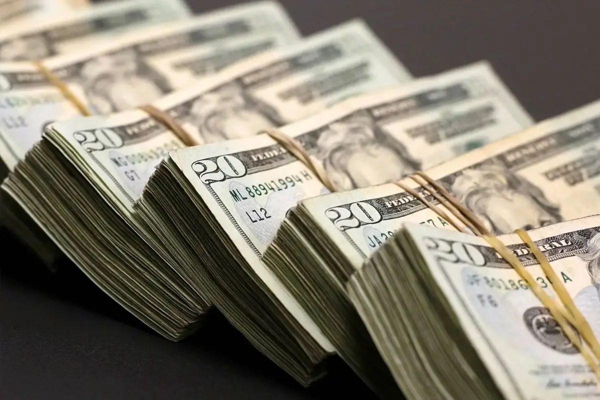 الدولار يضغط على الذهب عالمياً ومحلياً.. والأنظار تتجه لقرار المركزي المصري المرتقب