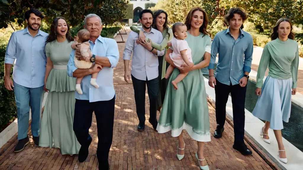 الملكة رانيا تبرز بإطلالة أنيقة مع العائلة الهاشمية وكلمات مؤثرة للتهنئة بالعام الجديد